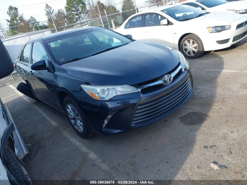 Lot #2486234969 2015 TOYOTA CAMRY LE salvage car