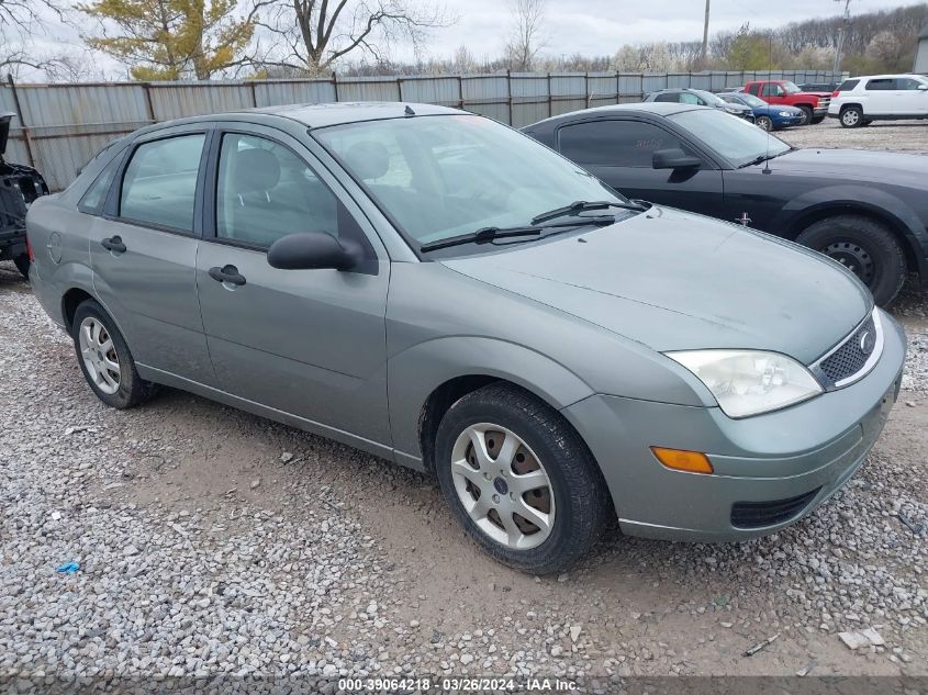 Lot #2486227704 2005 FORD FOCUS ZX4 salvage car