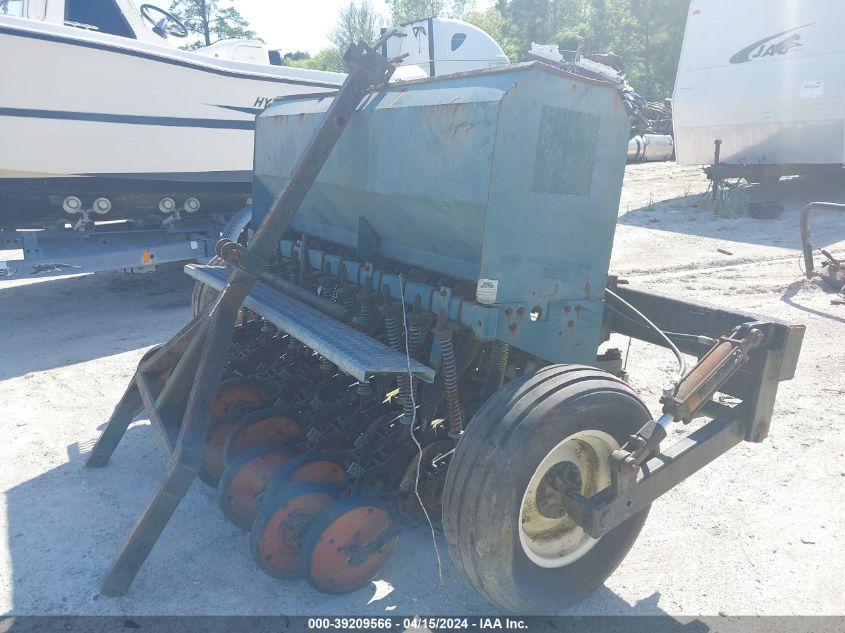 Lot #2493166341 2000 * SEED DRILL salvage car