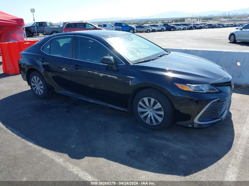Lot #2506942333 2021 TOYOTA CAMRY LE HYBRID salvage car